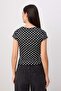 Siyah Puantiyeli Fitted/Vücuda Oturan Kısa Kollu Crop/Kısa Esnek Örme Bluz TWOSS26BZ00930 - 4