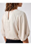 بلوزة من الساتان بقصة فضفاضة وأكمام قصيرة وياقة دائرية - 5