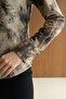 قميص MY FASHION من الساتان المنسوج بنقشة الثعبان - 6