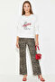 سويت شيرت أبيض بطبعة جلد الفهد للسيدات - 4