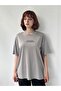تي شيرت مطرز بتصميم Saturday Oversize للجنسين باللون الأنثراسيت - 3