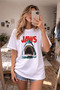 تي شيرت أبيض برقبة دائرية مطبوع عليه Jaws