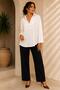 بلوزة كبيرة الحجم بقصة على شكل حرف V
