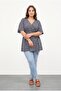 تي شيرت بمقاس كبير وياقة مفتوحة وحزام على شكل طوق
