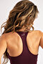 قميص رياضي بدون خياطة بلون أحمر داكن من نوع Racerback - 3