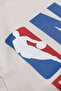 تيشيرت NBA Essentials باللون البيج بأكمام قصيرة ومقاس كبير - 4