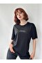 تي شيرت مطرز بطبعة Saturday كبير الحجم للجنسين باللون الأسود - 7
