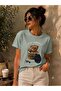 تي شيرت نسائي أساسي مطبوع رقميًا عليه عبارة Good Morning Teddy Bear