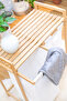 منظم غسيل من خشب البامبو الطبيعي - سلة غسيل مزدوجة قابلة للسحب مع رف علوي لديكور المنزل العصري - مناسب لغرفة النوم - غرفة الملابس - غرفة الغسيل و الحمام . - 4