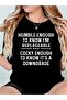 تي شيرت نسائي مريح وناعم برقبة دائرية بتصميم مطبوع عليه عبارة "Humble Im Replaceable Cocky Enough to Know Its A Downgrade" - 2