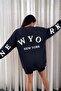 سويت شيرت نسائي كبير الحجم مطبوع عليه WYO NY باللون الأزرق الداكن – ياقة دائرية، 3 خيوط مطرزة - 4
