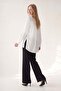 قميص بيج مزين بأزرار لؤلؤية - 2