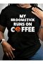 تي شيرت بطبعة جرافيكية سوداء لعيد الهالوين بتصميم ساحرة لطيفة تقول "My Broomstick Runs On Coffee" - 2