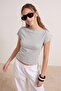 Gri Melanj Kayık Yaka Fitted/Vücuda Oturan Pamuklu Esnek Örme Bluz TWOSS25BZ00285