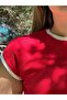 تيشيرت نسائي مرن ذو أشرطة متباينة باللون الأحمر - 4