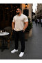 تي شيرت رجالي ذو مقاس كبير مصنوع من قماش فاخر مستورد وذو ملمس مميز، بلون بيج أساسي وياقة بولو. - 3