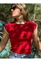 تيشيرت نسائي مرن ذو أشرطة متباينة باللون الأحمر