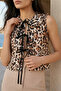 بلوزة نسائية بنمط الفهد مع ياقة على شكل بيبي وربطة أمامية - 2