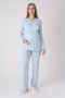 طقم بيجامة للحوامل والمرضعات مكون من قطعتين، بياقة على شكل حرف V، وتفاصيل من الدانتيل والكشكش، وأزرار أمامية
