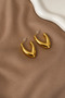 أقراط على شكل حرف V باللون الذهبي