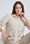 قميص غير متماثل بأكمام ثلاثية الأرباع مطرز بالليزر - 5