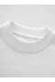 طباعة أحادية اللون تجسد لحظة تأملية: أيدي امرأة تجهز قطعة رفيعة، شفاه تبدو جذابة، تعكس هدوءاً. قمصان داخلية رجالية 220 جرام، تي شيرت. - 7