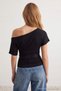 Siyah Çizgili Asimetrik Yaka Bağlama Detaylı Pamuklu Esnek Örme T-Shirt TWOAW27TS00008 - 4