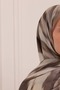 شال ناعم منقوش بنمط خطوط باللون البيج الرملي - 4