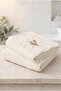 طقم مناشف لليدين والوجه مكون من قطعتين مقاس 50x100 سم - مطرز باللون الإكرو