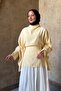 بلوزة كلارا ذات الأكمام غير المتماثلة باللون الأصفر الزبدي - 4