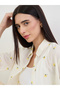 قميص أبيض فاتح كبير الحجم مطرز بالزهور - 4
