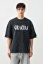 تي شيرت مطبوع كبير الحجم باللون الأسود
