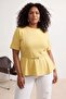 Sarı Peplum Reglan Kol Kısa Kollu Aksesuar Detaylı İnterlok Örme Bluz TBBSS26AF00179 - 3