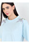 تي شيرت أزرق كبير الحجم مطرز على الكتف مصنوع من القطن 100% - 4