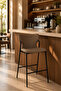 كرسي بار عصري مبطن بظهر منحني وإطار معدني - كرسي بارتفاع الكاونتر للمطبخ