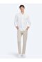 قميص أبيض عادي بقصة عادية وطويلة ونسيج كاجوال مصنوع من القطن بنسبة 100% - 2