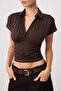 Kahverengi Düz Fitted Polo Yaka Yarasa Kol Kısa Büzgülü Pamuklu Esnek Örme Bluz TWOSS26BZ00336 - 3