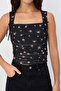 Çok Renkli Çiçek Baskılı Astarlı Tül Vücuda Oturan Crop Fiyonk Detaylı Örme Bluz TWOSS25BZ00033 - 3