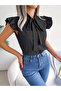 بلوزة سوداء بأكمام مكشكشة وربطة عنق - 4
