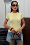 تي شيرت نسائي أساسي برقبة دائرية باللون الأصفر - 2