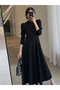 فستان أسود سادة بأكمام ثلاثة أرباع وقصة A-Line متوسطة الطول