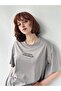 تي شيرت مطرز بتصميم Saturday Oversize للجنسين باللون الأنثراسيت - 8