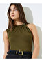 تانك توب ضيق بلون الزيتون مع زخرفة معدنية