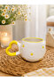 كوب سيراميك مطرز يدويًا بتصميم زهرة الأقحوان الصفراء على شكل قلب