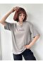 تي شيرت مطرز بتصميم Saturday Oversize للجنسين باللون الأنثراسيت - 4