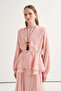 بلوزة مزينة بأزرار وتفاصيل مكشكشة