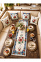 مفرش طاولة زخرفي عصري بنقشة زهور حمراء على خلفية كريمية - 4