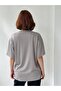 تي شيرت مطرز بتصميم Saturday Oversize للجنسين باللون الأنثراسيت - 5