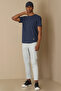 تي شيرت Junya Modern Graphic باللون الأزرق الداكن - 4