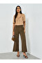 بلوزة بنية اللون بأكمام قصيرة وحواف مكشكشة - 2